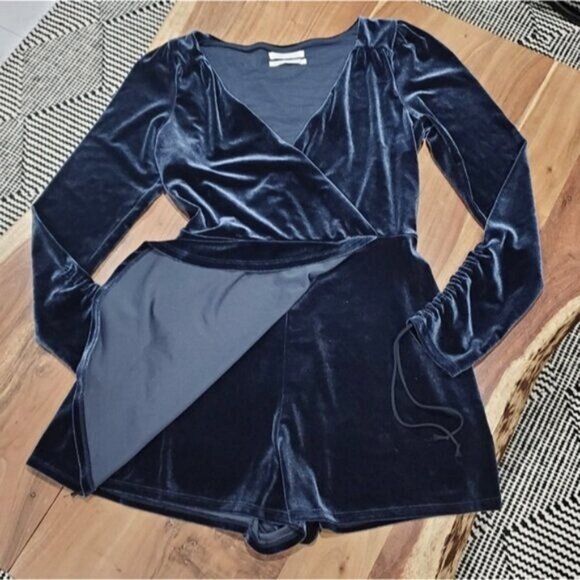 URBAN OUTFITTERS- Surplice Velvet Romper Skort Jumper in Indigo- M - Picture 8 of 16